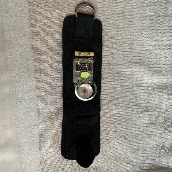 Hand crafted - Black Leather Cuff green bead metal recycle ajustable bracelet - Picture 5 of 9